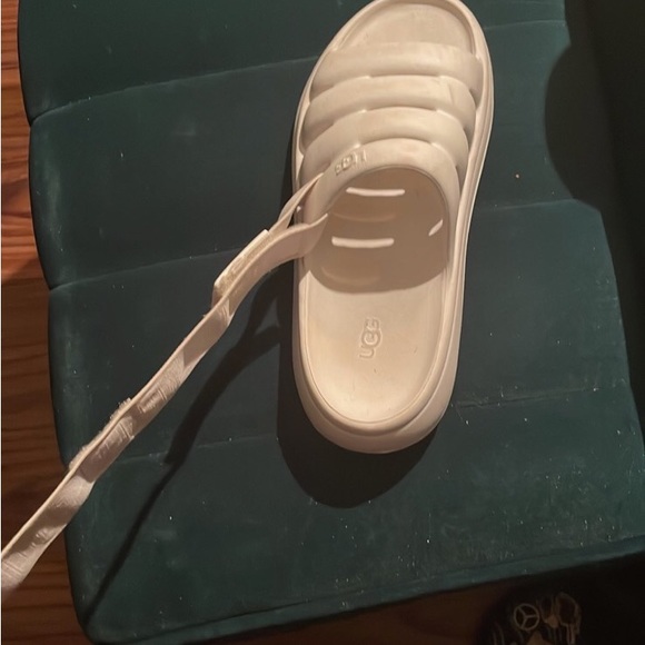 Mint condition ugg slides with adjustable/removable straps - Picture 8 of 8